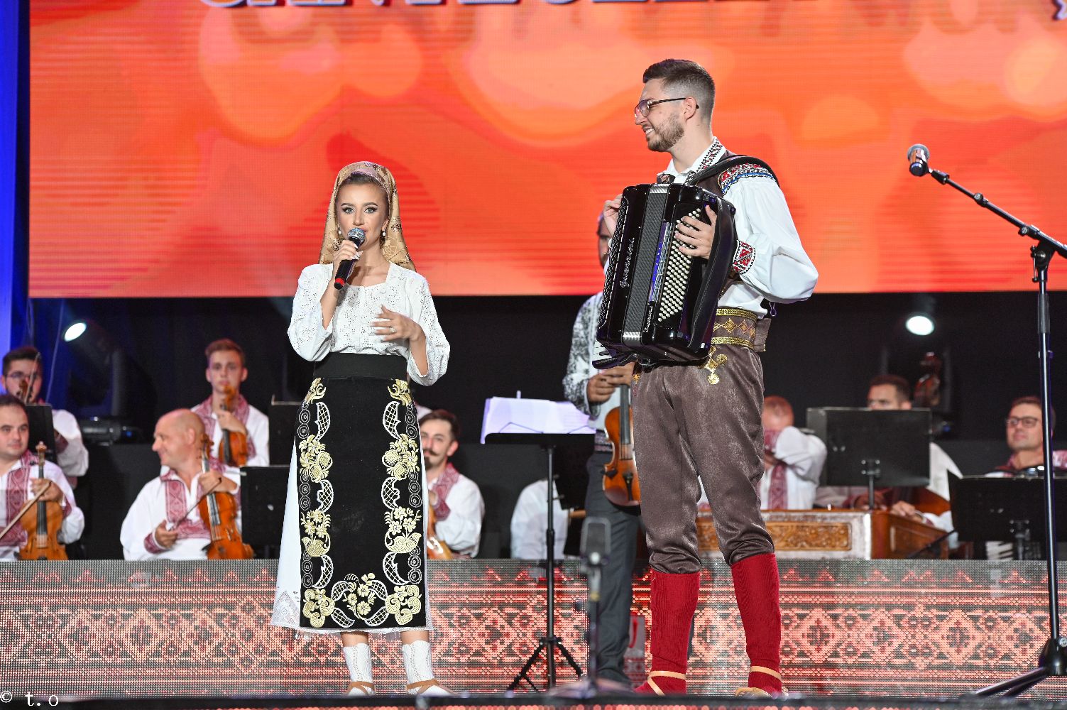 Urmăriți noi momente din Festivalul de Folclor  „Cântecele Munţilor” la TVR 1!