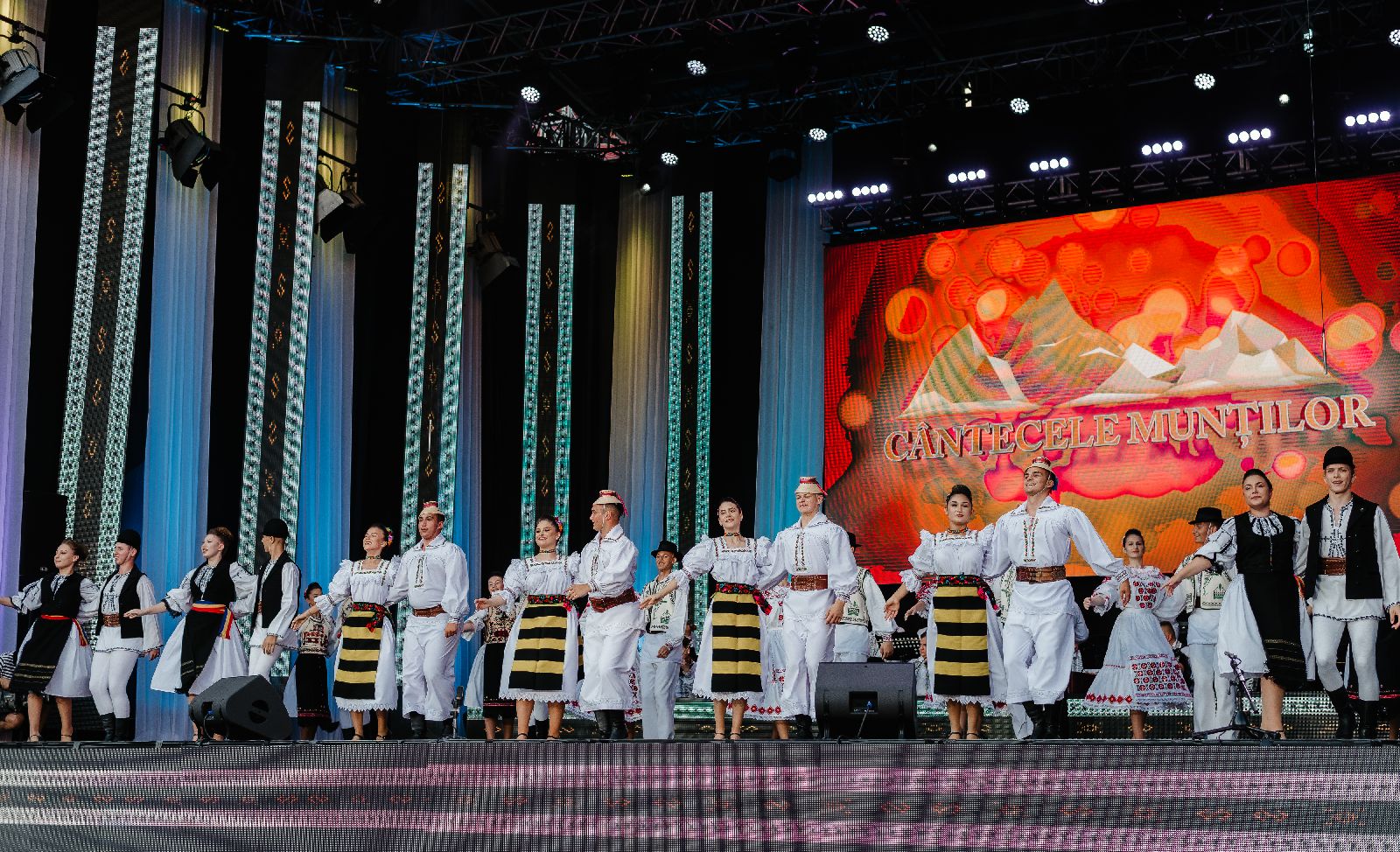 Spectacolul de tradiție „Junii Sibiului şi invitaţii lor” se difuzează  la TVR1, TVR Moldova și TVR Internațional!
