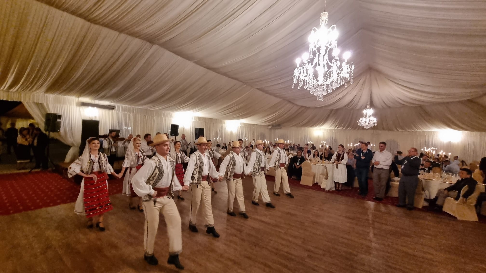 Junii Sibiului au întins hora tradițiilor la recepția Conferinței ESTC 2022