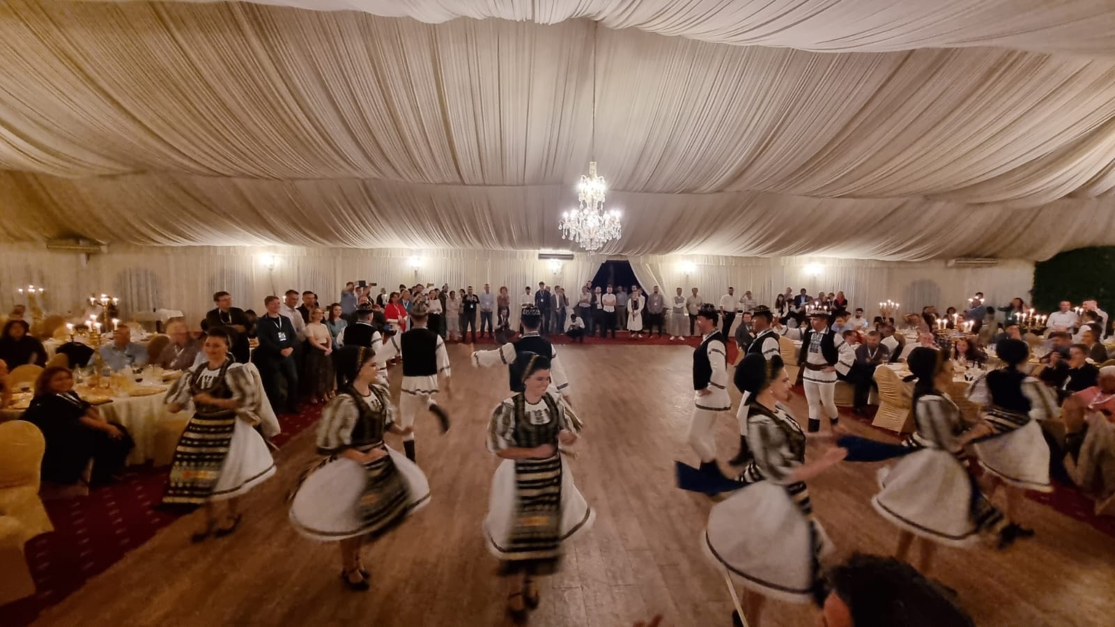 Junii Sibiului au întins hora tradițiilor la recepția Conferinței ESTC 2022