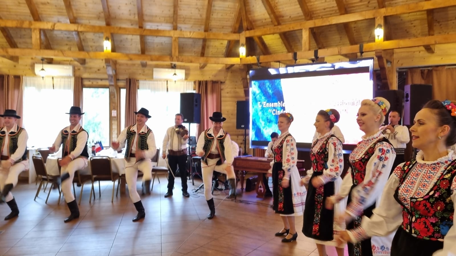 Spectacol Junii Sibiului  în cinstea prieteniei româno-franceze, la Gura Râului