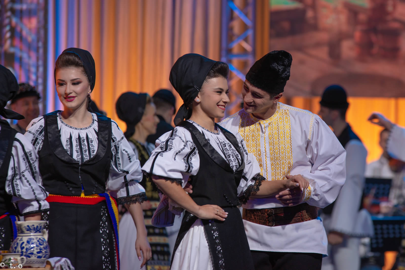 Junii Sibiului, pe scena Festivalului Național de Folclor „Constantin Arvinte” de la Iași