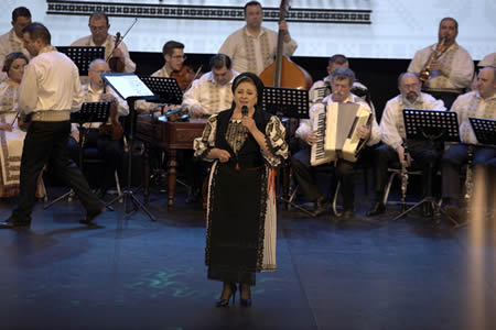 Junii Sibiului o aniversează pe artista Nineta Popa la 60 de ani